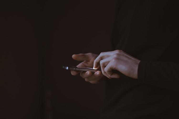 Эксперты: технологии виноваты в частых изменах супругов