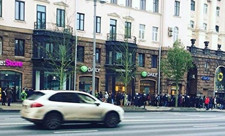 В Москве начали продавать места в очереди за iPhone X