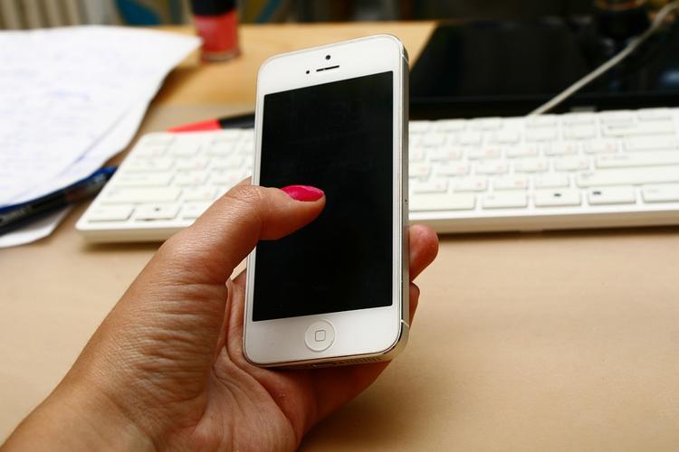 Пользователи установили причину "торможения" старых моделей iPhone