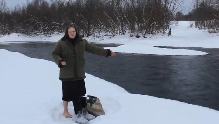 Видео, как на Вологодчине бабушка переходит в мороз речку, чтобы купить хлеб