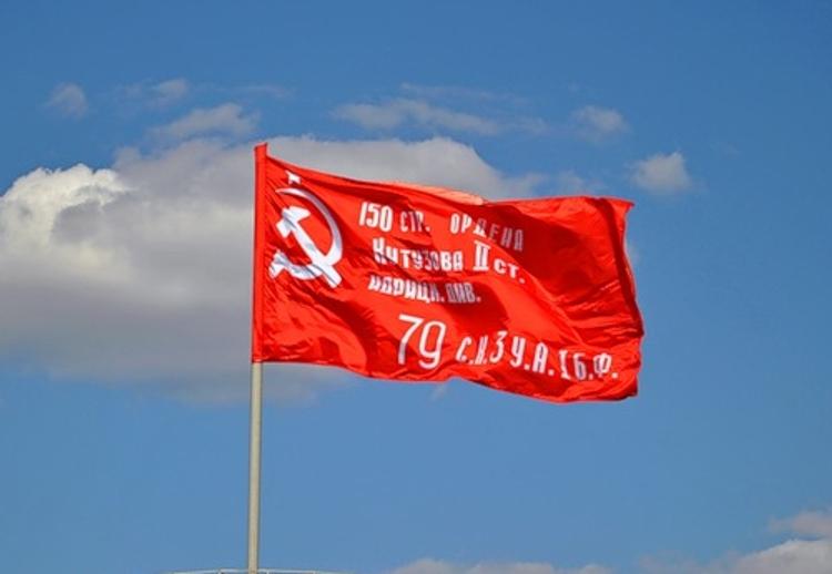 Серп и молот вернули на знамя