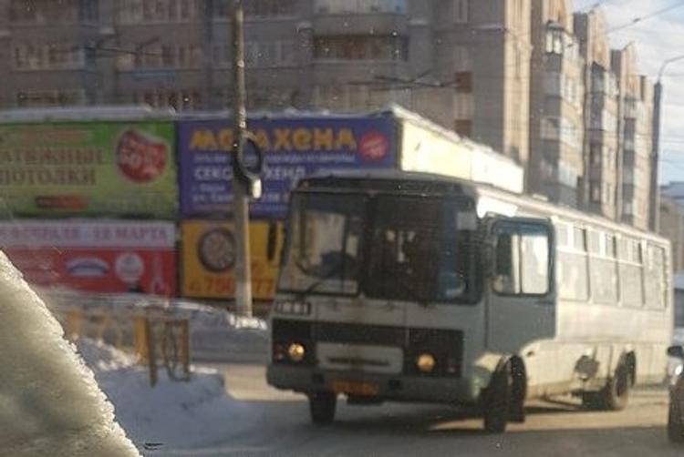 В центре Кирова мужчина на дорогой иномарке жестоко избил водителя автобуса