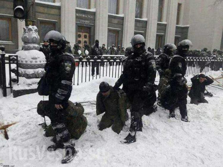 Фото и видео разгона палаточного городка у Рады в Киеве шокировали мир