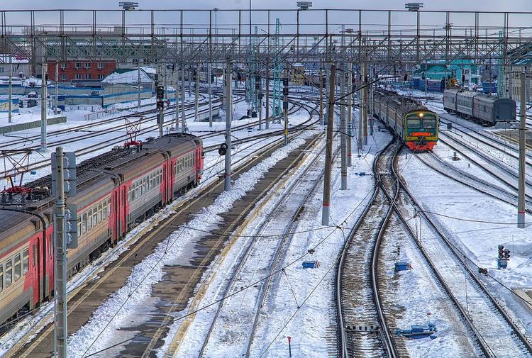 Электричка столкнулась с машиной на переезде в Подмосковье