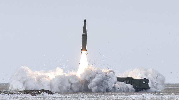 Минобороны показало боевой пуск ракеты «Искандер-М» в Астраханской области
