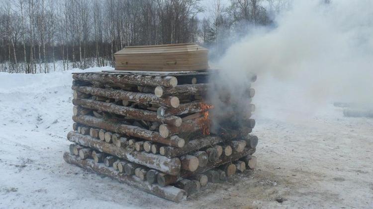Язычники сожгли умершего товарища на погребальном костре