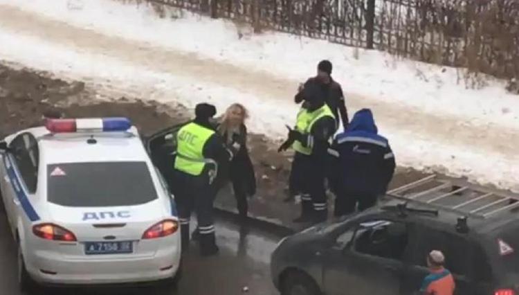 Видео, как в Башкирии автоледи разбила свой автомобиль топором