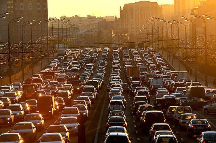 Предпраздничные пробки в Москве достигли 9 баллов