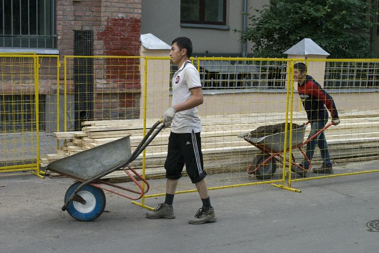 Гастарбайтеры все больше замещают россиян