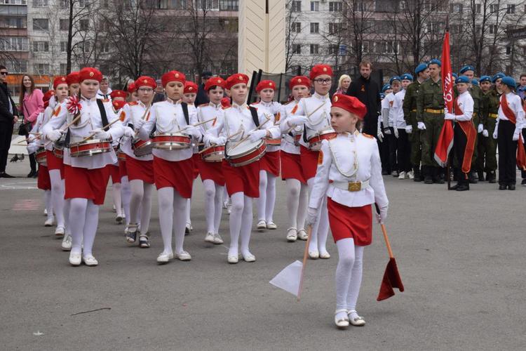 В Курчатовском районе Челябинска школьники и студенты промаршировали строем