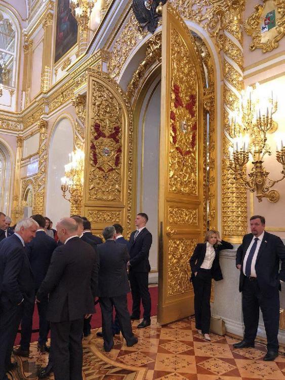 Россияне посмеялись над Поклонской, скучающей на инаугурации Президента