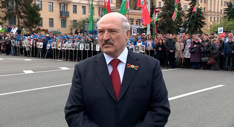 Лукашенко поздравил Путина с Днем Победы