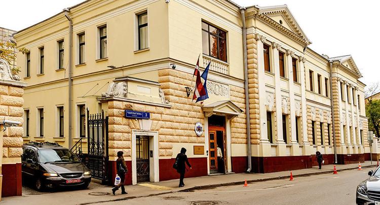 В Москве забросали здание посольства Латвии дымовыми шашками
