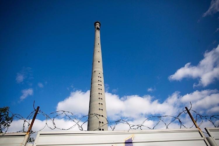 Взрывами на месте телебашни в Екатеринбурге повреждены автомобили