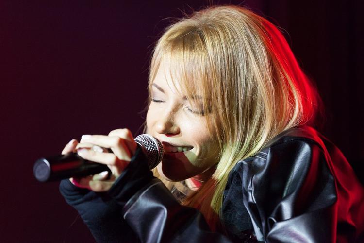 Юля Самойлова не должна петь по медицинским показаниям, уверена Малышева