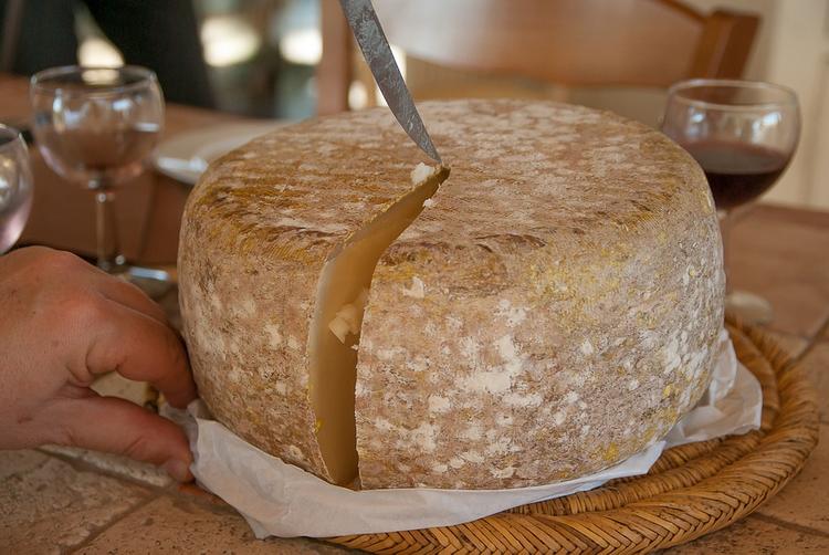 Ветерану подарили к 9 Мая набор продуктов, в котором оказался испорченный сыр
