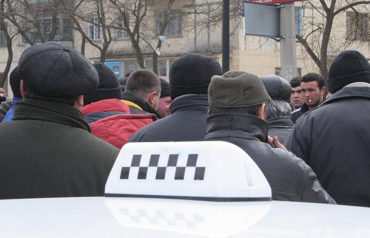 Службы такси в Керчи зафиксировали всплеск заказов на поездки по Крымскому мосту