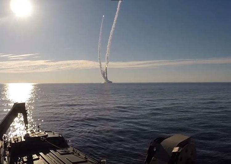 Минобороны обнародовало видео запуска ракет "Булава" из подводного положения