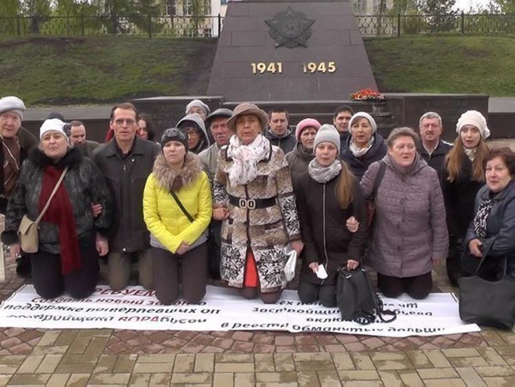 Видео, как обманутые дольщики на коленях обратились к Путину