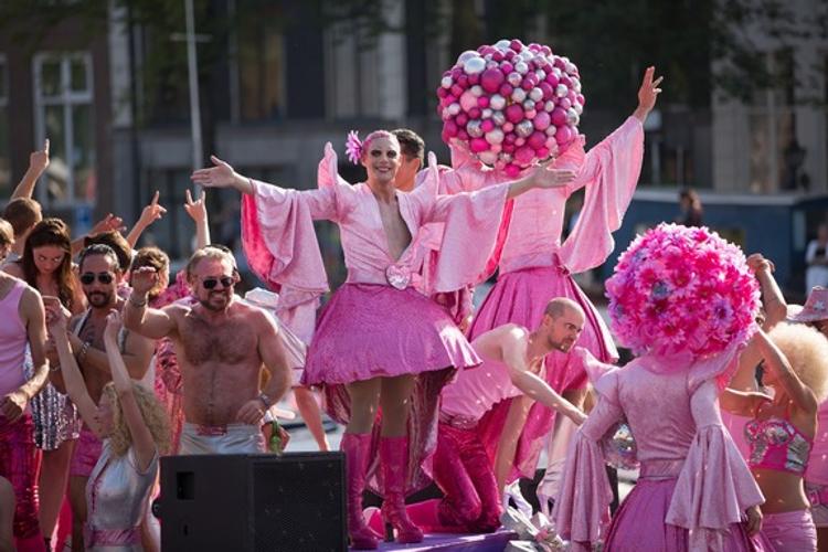 В Европарламенте призвали Порошенко пройти в первых рядах гей-парада