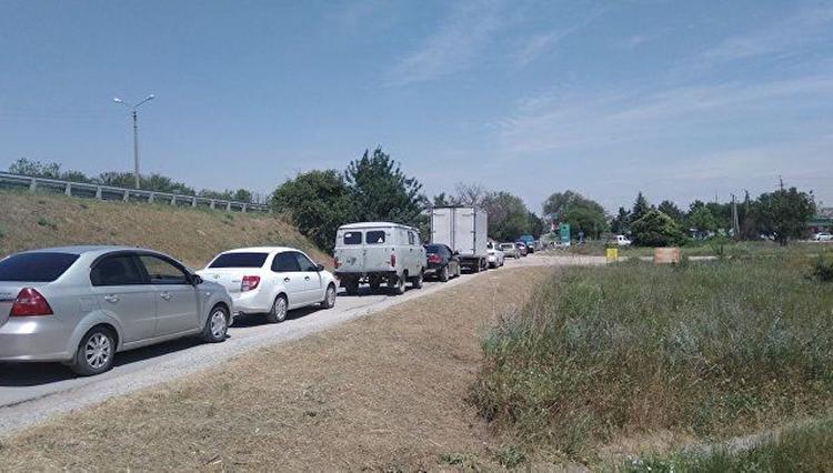 На АЗС в Крыму автовладельцы выстроились в очередях за газом