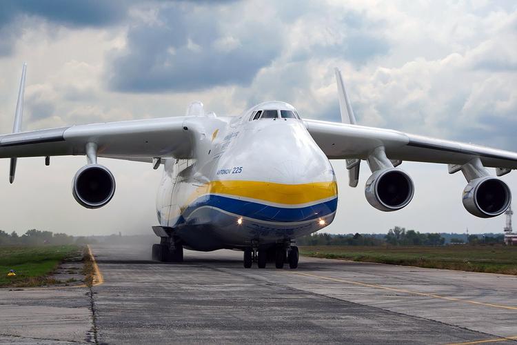 Бреющий полет самого тяжелого грузового самолета Ан-225 сняли на видео