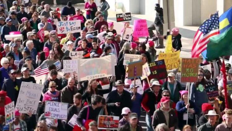 В США протестующие использовали детей как плакаты на митингах против Трампа