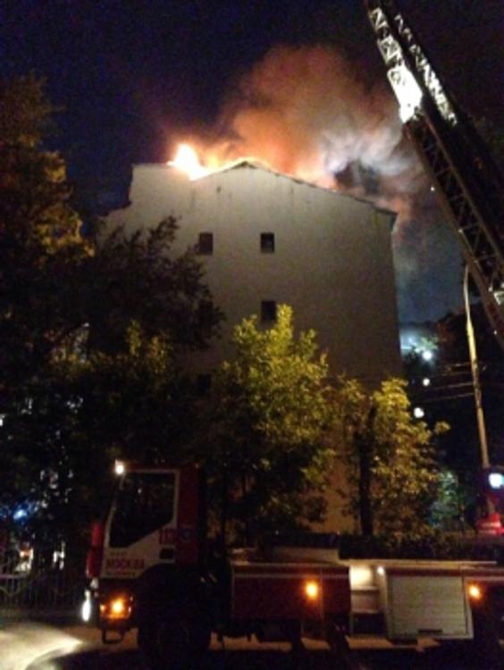В сети опубликовано видео пожара в доме на Пятницкой в Москве