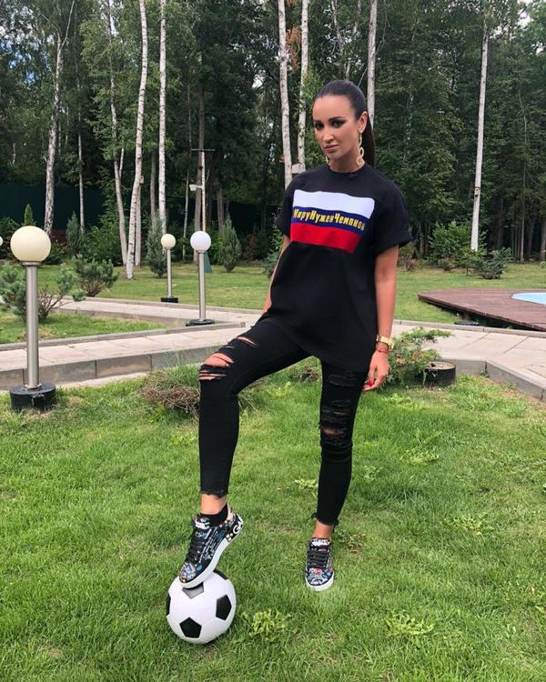 Бузова хочет замуж за футболиста Дениса Черышева. Ему советуют "Беги!"