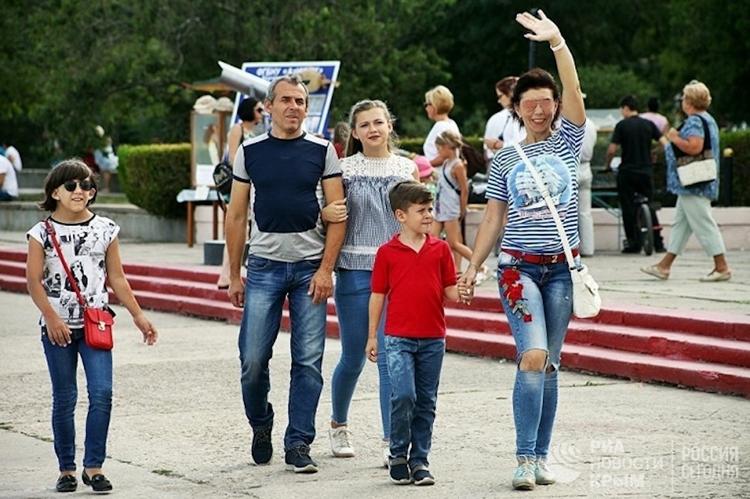 В Керчи прошёл парад тельняшек