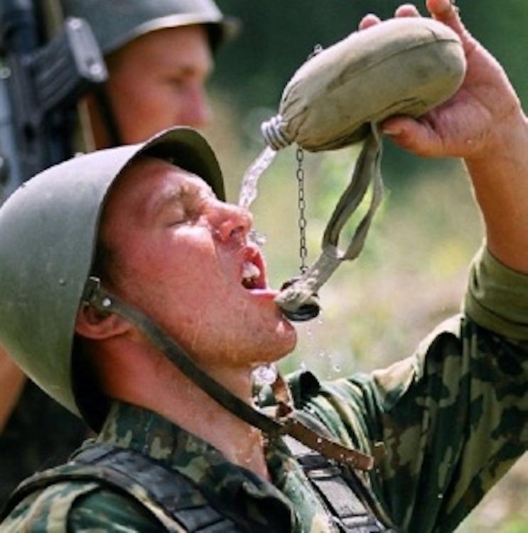 Крымских военных обеспечили новой военной формой, а в жару - питьевой водой