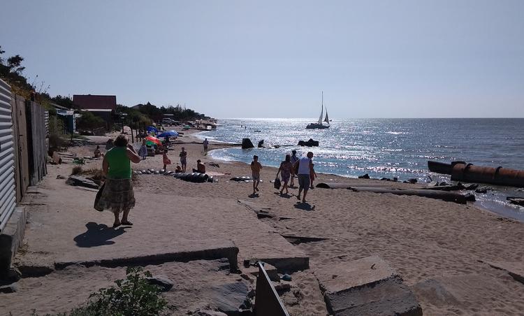 Граждане Украины начали отдыхать на курортах ДНР (Фоторепортаж)