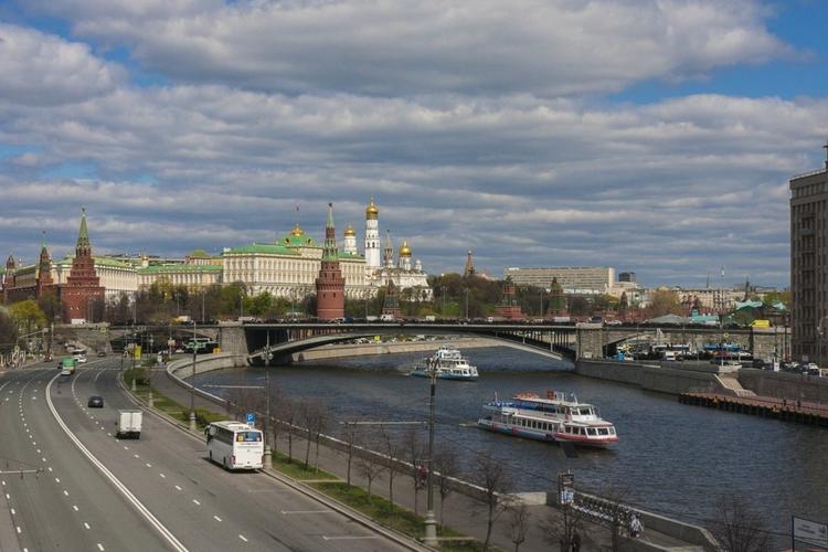 Подросток упал на теплоход с моста в Москве