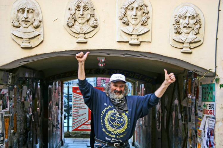 В Петербурге умер создатель музея The Beatles, главный битломан России