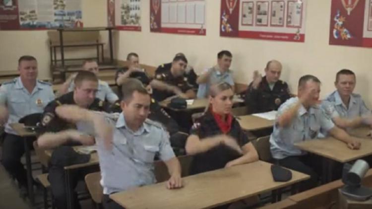 Видео с танцем сибирских полицейских набирает популярность в Сети