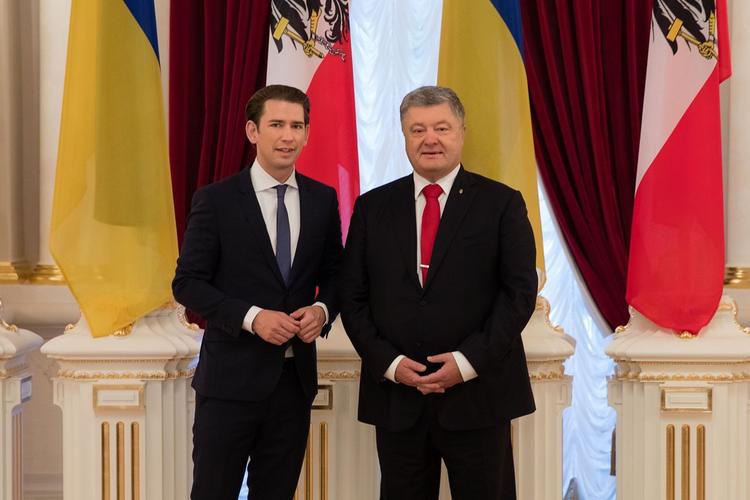 Порошенко "уколол" канцлера Австрии из-за свадьбы, на которой был Путин