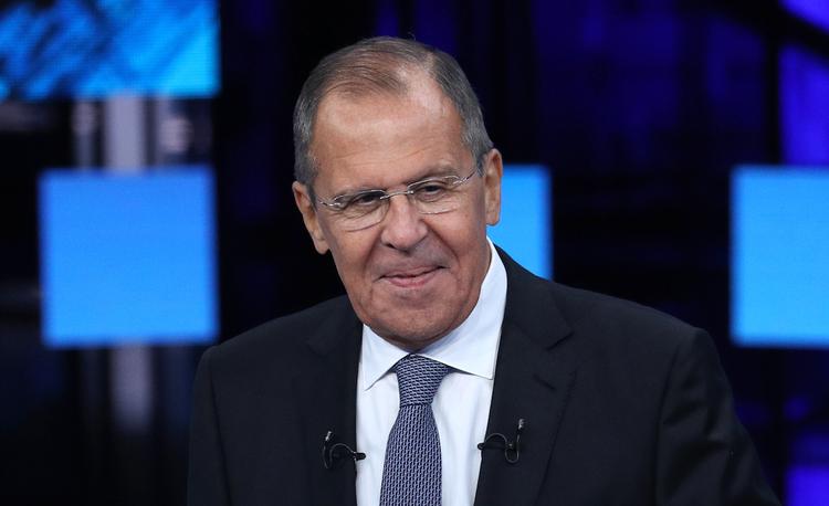 Лавров показал журналистам свой любимый мем про "отравителей Скрипалей"