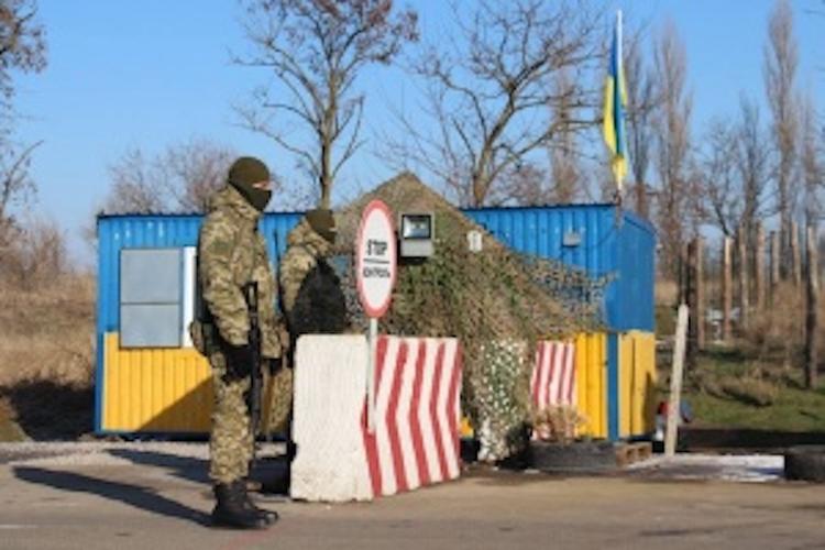 Украинские пограничники отравились кислотными выбросами завода "Титан"
