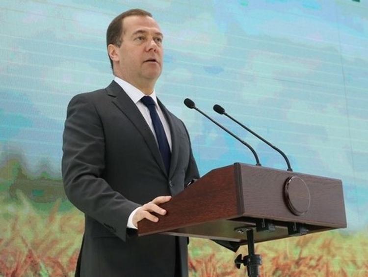 Медведев: вводятся санкции в отношении украинских 322 физлиц и 68 юрлиц