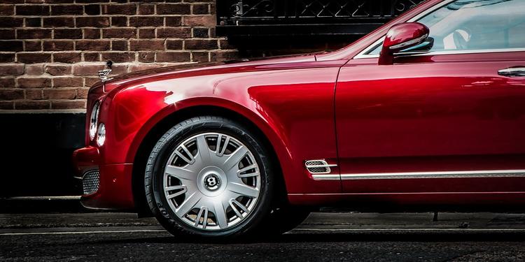 Полиция изучает видео, как владелица Bentley устроила "разборку" в сети