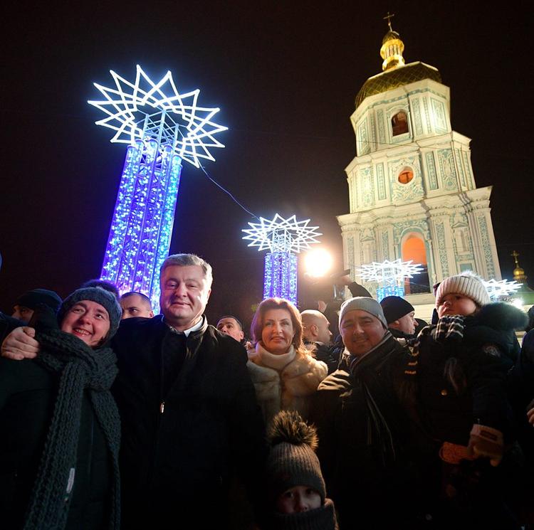 На Украине телеканал передвинул поздравление Порошенко из-за Зеленского