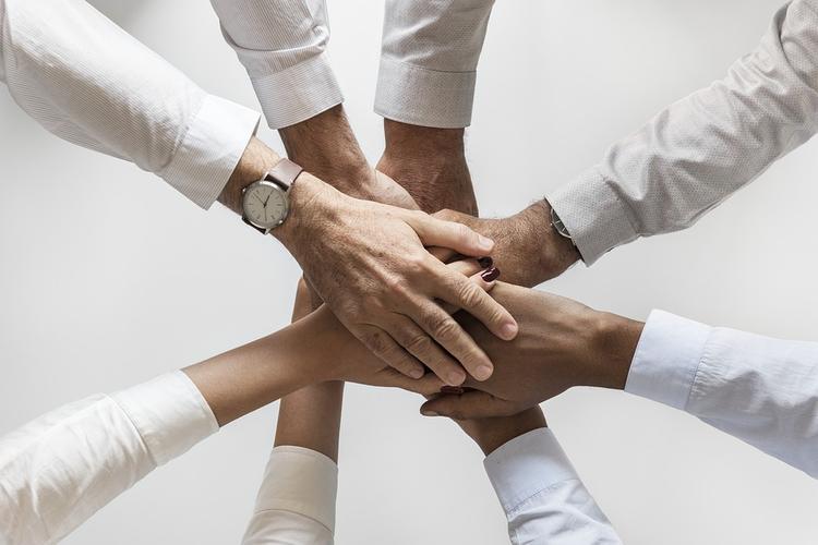 У представителей каких профессий зарплаты в 2019 году повысятся