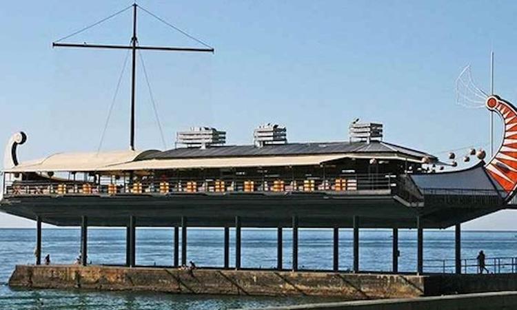 12-летнего мальчика, которого унесло волной в море, спас неравнодушный прохожий