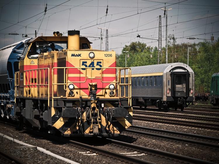 Локомотив столкнулся с легковушкой в Саратовской области