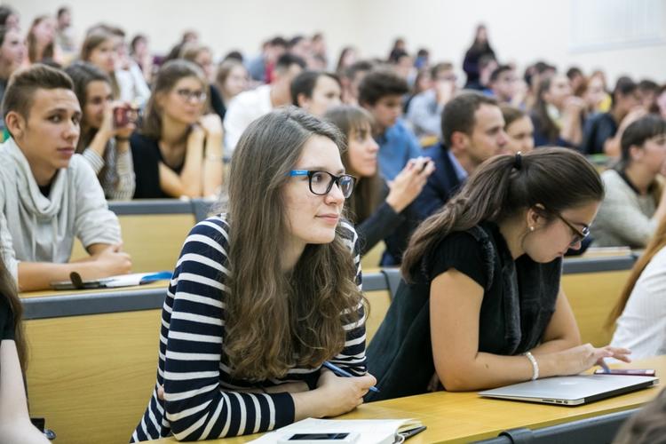 Чиновники предлагают обязать родителей выплачивать алименты детям-студентам