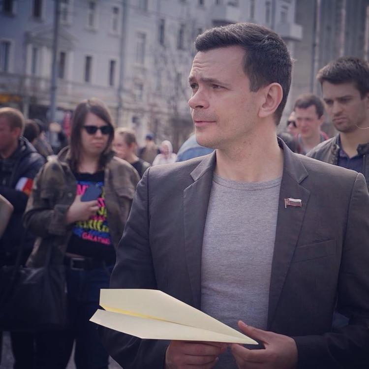 Оппозиционер Яшин сдал бабушку в "тюрьму для стариков" под чужим именем