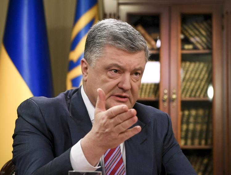 Порошенко потребовал «немедленно вернуть» военные катера и буксир, задержанные после провокации в Керчи