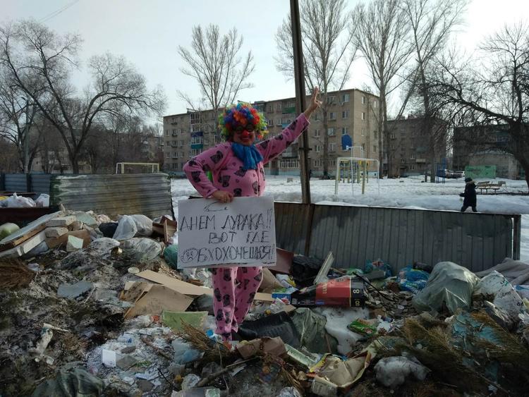Клоун вышел на пикет против мусора и победил. В Сети народ уже запасается смешными костюмами