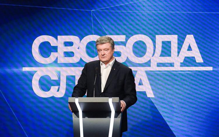 Пользователи соцсетей не поверили, что Порошенко последний раз пил алкоголь до своей свадьбы