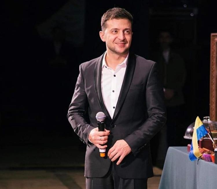 "Он просто его уничтожает", - мать Зеленского о Порошенко